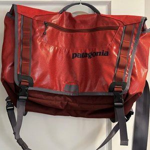 RARE!! Gorgeous Patagonia Black Hole Messenger Bag 22L EUC